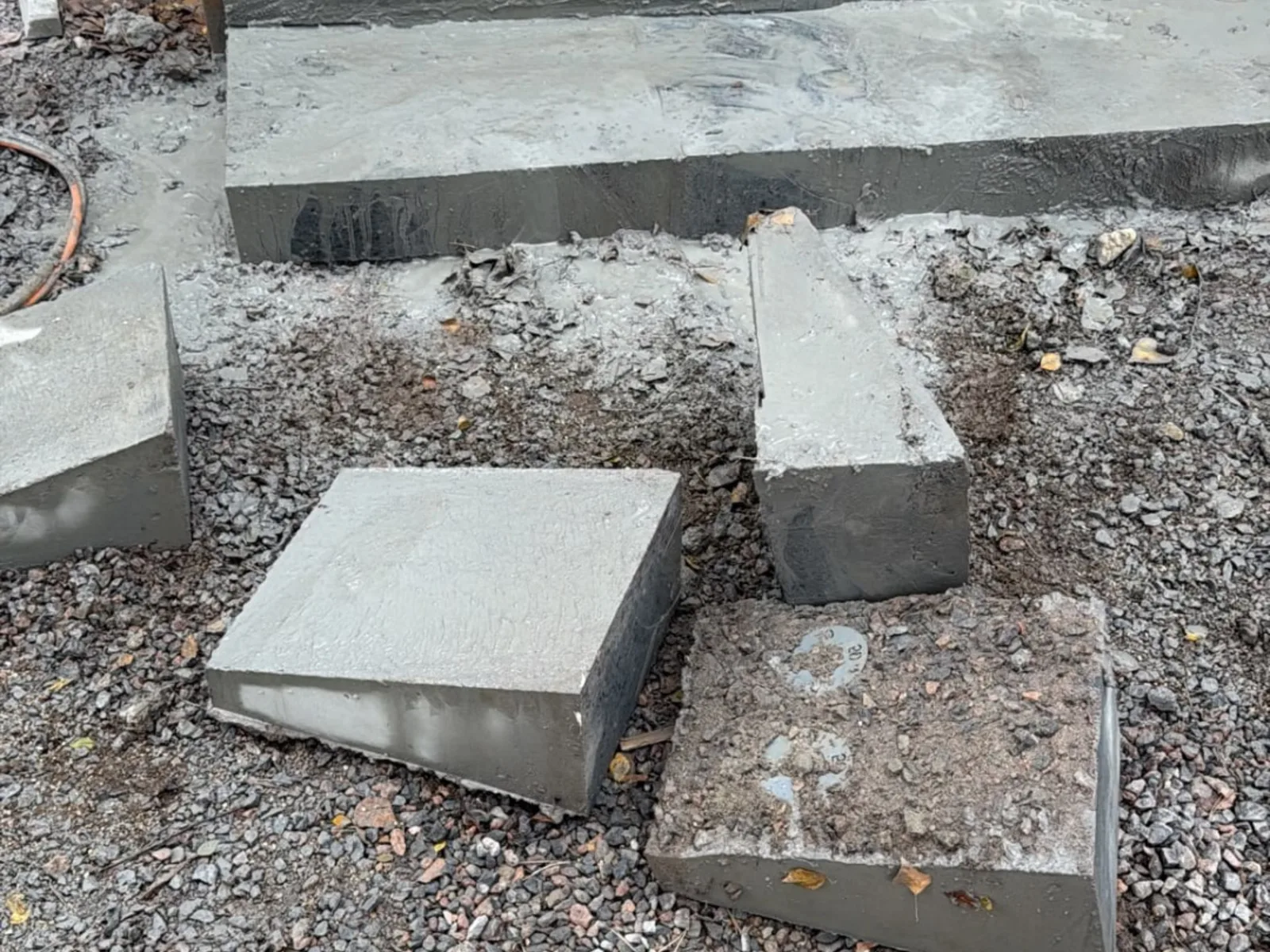 Betoniportaat ja betonielementtejä ulkotyömaalla