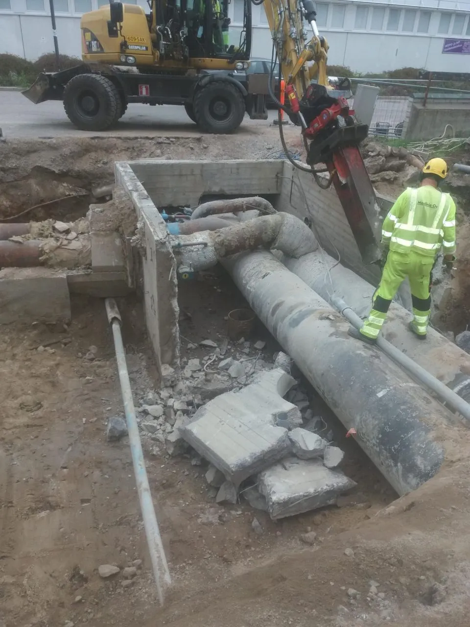 Betonirakenteen purkutyö työmaalla