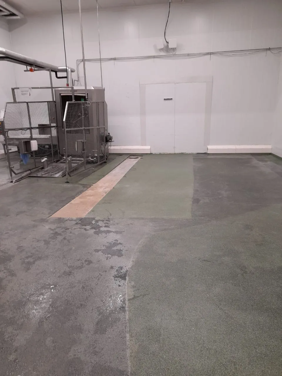 Timanttihiottu betonilattia teollisuustilassa
